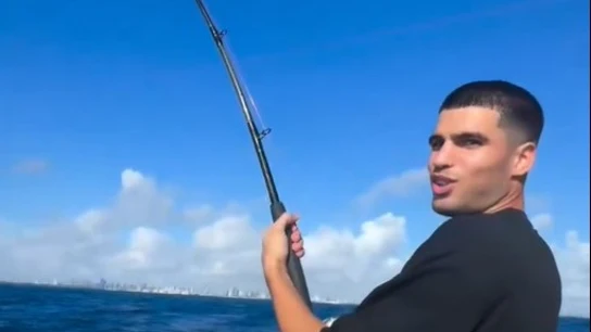 La nueva faceta de Carlos Alcaraz fuera del tenis: ¡Pescando antes de volver a pista! La nueva faceta de Carlos Alcaraz fuera del tenis: ¡Pescando antes de volver a pista!