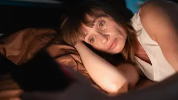 Mujer preocupada a la hora de dormir Mujer preocupada a la hora de dormir