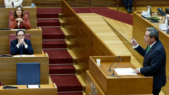 El candidato del PP, Juanfran Pérez Llorca, atiende a la intervención del síndic de Vox, José María Llanos El candidato del PP, Juanfran Pérez Llorca, atiende a la intervención del síndic de Vox, José María Llanos