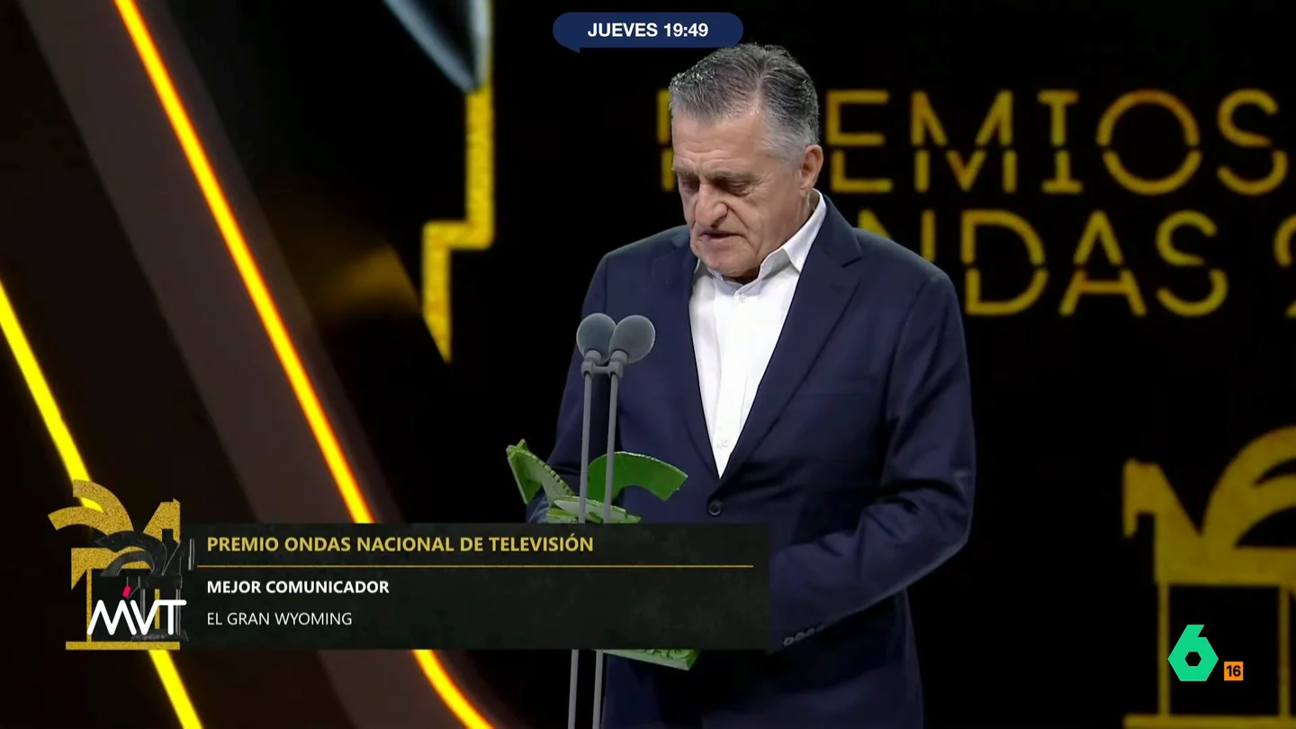 Wyoming recibe el Ondas a Mejor comunicador y carga contra el Supremo "donde se ha dado alas a la mentira extrema" En su discurso tras recibir el Premio Ondas a Mejor comunicador, El Gran Wyoming ha cerrado la gala con un mensaje para los periodistas: "Como ciudadano exijo el derecho a la información veraz. Luchad contra los enemigos de la libertad".