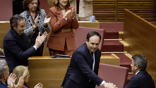 El ya expresident de la Generalitat Carlos Mazón felicita al nuevo president, Juanfran Pérez Llorca El ya expresident de la Generalitat Carlos Mazón felicita al nuevo president, Juanfran Pérez Llorca