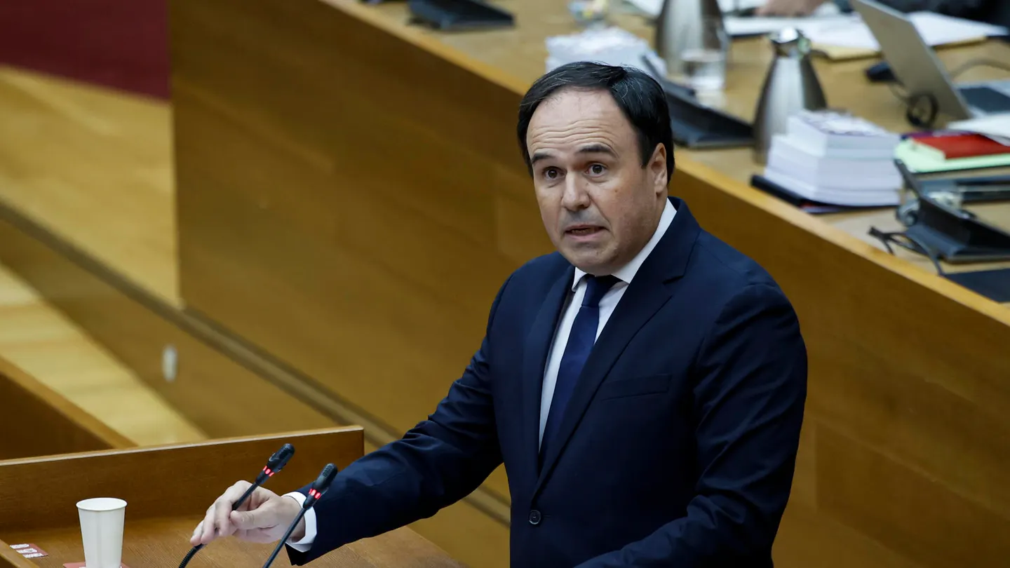 Imagen de archivo del candidato del PP, Juanfran Pérez Llorca, durante su intervención en el pleno Imagen de archivo del candidato del PP, Juanfran Pérez Llorca, durante su intervención en el pleno