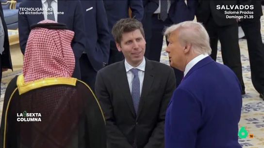 El giro de Sam Altman, el 'padre' de ChatGPT que pasó de pedir una renta universal por la IA y criticar a Trump, a alabarlo laSexta Columna analiza en este vídeo la figura de Sam Altman, cofundador de OpenAI, la empresa responsable de ChatGPT, que nació como una fundación sin ánimo de lucro para luego convertirse en un monopolio de la inteligencia artificial.