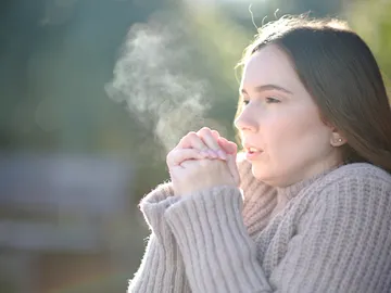 Mujer en el frío Mujer en el frío