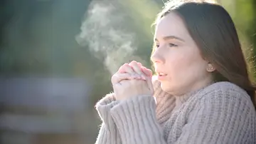 Mujer en el frío Mujer en el frío