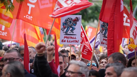Imagen de archivo. Varias personas durante una concentración del sector del metal en Barcelona. Imagen de archivo. Varias personas durante una concentración del sector del metal en Barcelona.