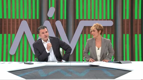 Los presentadores de Más Vale Tarde, Iñaki López y Cristina Pardo, durante una de sus intervenciones en el programa Los presentadores de Más Vale Tarde, Iñaki López y Cristina Pardo, durante una de sus intervenciones en el programa