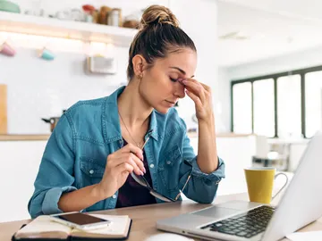 Mujer joven cansada Mujer joven cansada