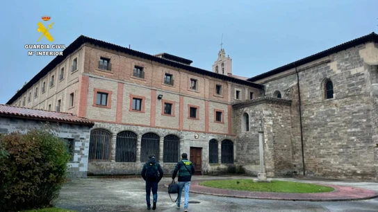 La Guardia Civil durante el registro en el monasterio de Santa María de Bretonera de Belorado (Burgos). La Guardia Civil durante el registro en el monasterio de Santa María de Bretonera de Belorado (Burgos).