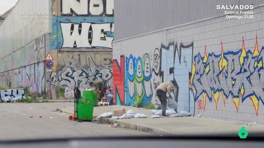 Equipo de Investigación pilla a una empresa de paquetería clasificando pedidos en plena calle: "Se pueden perder, pero no se pierde nada" Equipo de Investigación pilla a una empresa de paquetería clasificando pedidos en plena calle: "Se pueden perder, pero no se pierde nada"