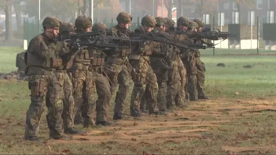 Soldados en ejercicios de tiro. Soldados en ejercicios de tiro.