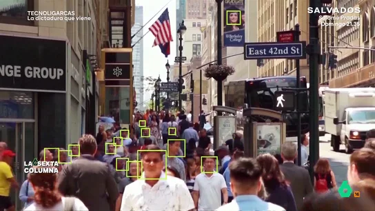 Inteligencia artificial para identificar y deportar inmigrantes: así es el perverso uso que hace Trump de la tecnología Mientras Sam Altman, 'padre' de ChatGPT, tranquiliza a aquellos a los que ofrece criptomonedas a cambio de su iris, el Gobierno de Donald Trump utiliza la inteligencia artificial para identificar y deportar inmigrantes.