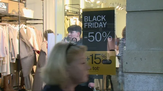 Gente de compras durante el Black Friday. Gente de compras durante el Black Friday.