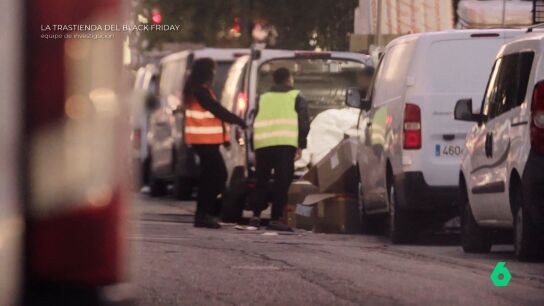 Equipo de Investigaci&oacute;n muestra c&oacute;mo algunos transportistas tratan los paquetes: desde lanzarlos hasta api&ntilde;arlos en una furgoneta