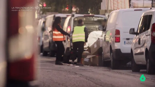 Equipo de Investigación muestra cómo algunos transportistas tratan los paquetes: desde lanzarlos hasta apiñarlos en una furgoneta Equipo de Investigación muestra cómo algunos transportistas tratan los paquetes: desde lanzarlos hasta apiñarlos en una furgoneta