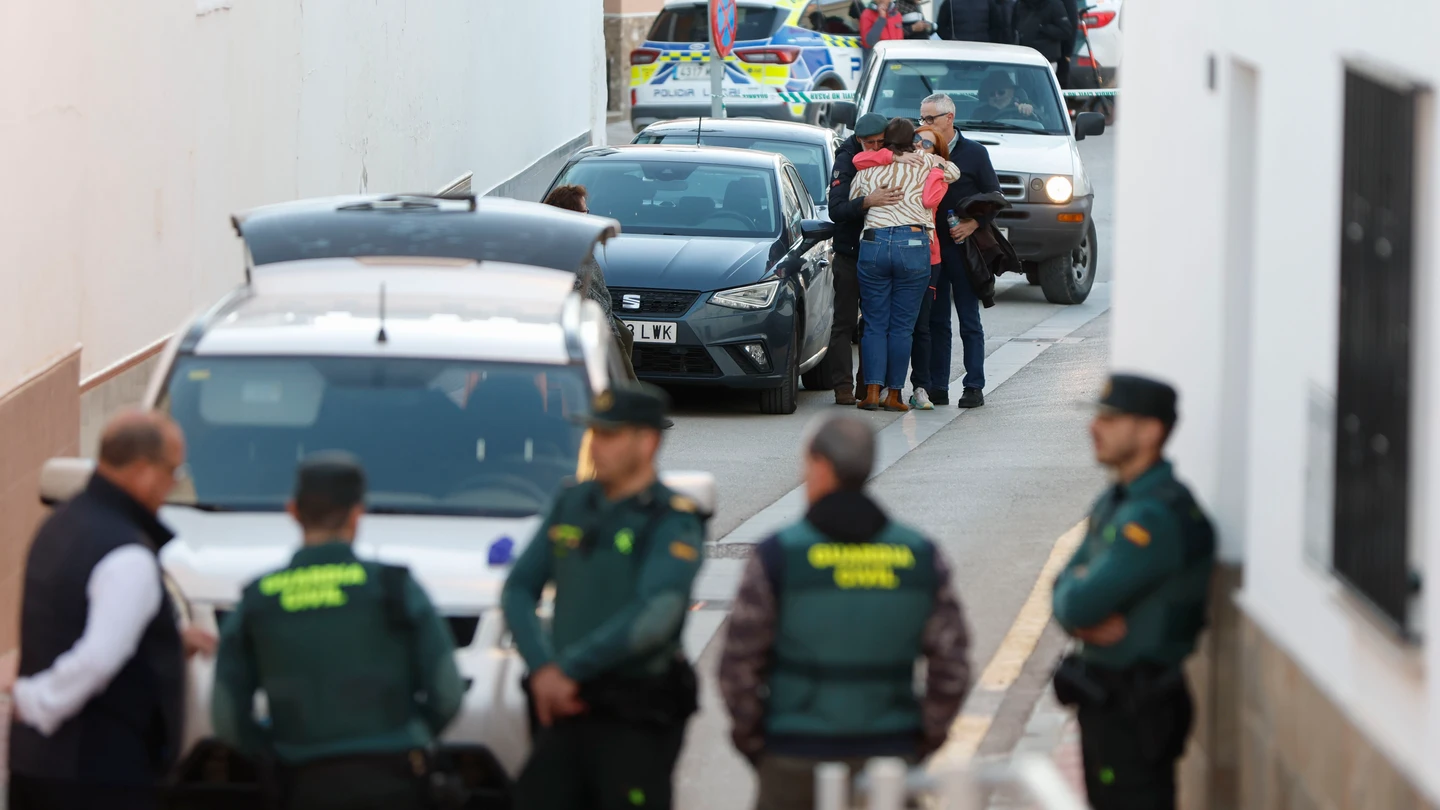 La Guardia Civil ha detenido a un hombre acusado de estrangular a su pareja en el domicilio que compartían en Campillos (Málaga) La Guardia Civil ha detenido a un hombre acusado de estrangular a su pareja en el domicilio que compartían en Campillos (Málaga)