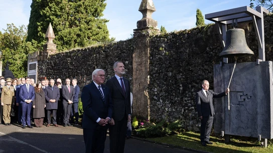 El rey Felipe VI y el presidente de Alemania, Frank-Walter Steinmeier, durante el acto homenaje a las víctimas de los bombardeos de Gernika El rey Felipe VI y el presidente de Alemania, Frank-Walter Steinmeier, durante el acto homenaje a las víctimas de los bombardeos de Gernika