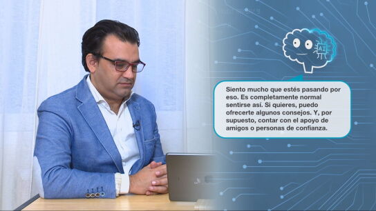 Imagen del psic&oacute;logo Sergio Garc&iacute;a reaccionando a las respuesta de una IA en M&aacute;s Vale Tarde