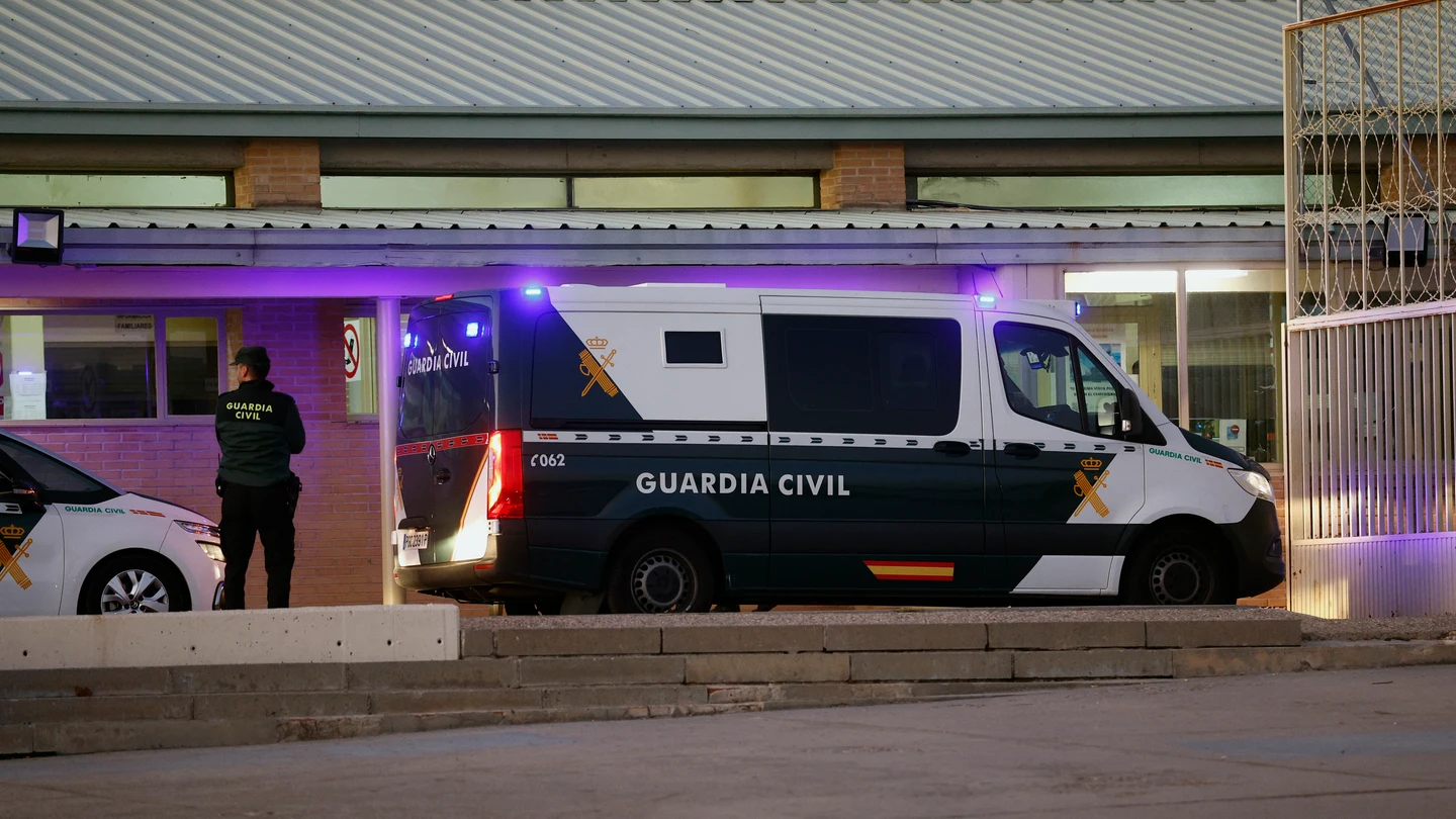 El furgón de la Guardia Civil en el que viajaban Ábalos y Koldo, llegando a la prisión de Soto del Real El furgón de la Guardia Civil en el que viajaban Ábalos y Koldo, llegando a la prisión de Soto del Real