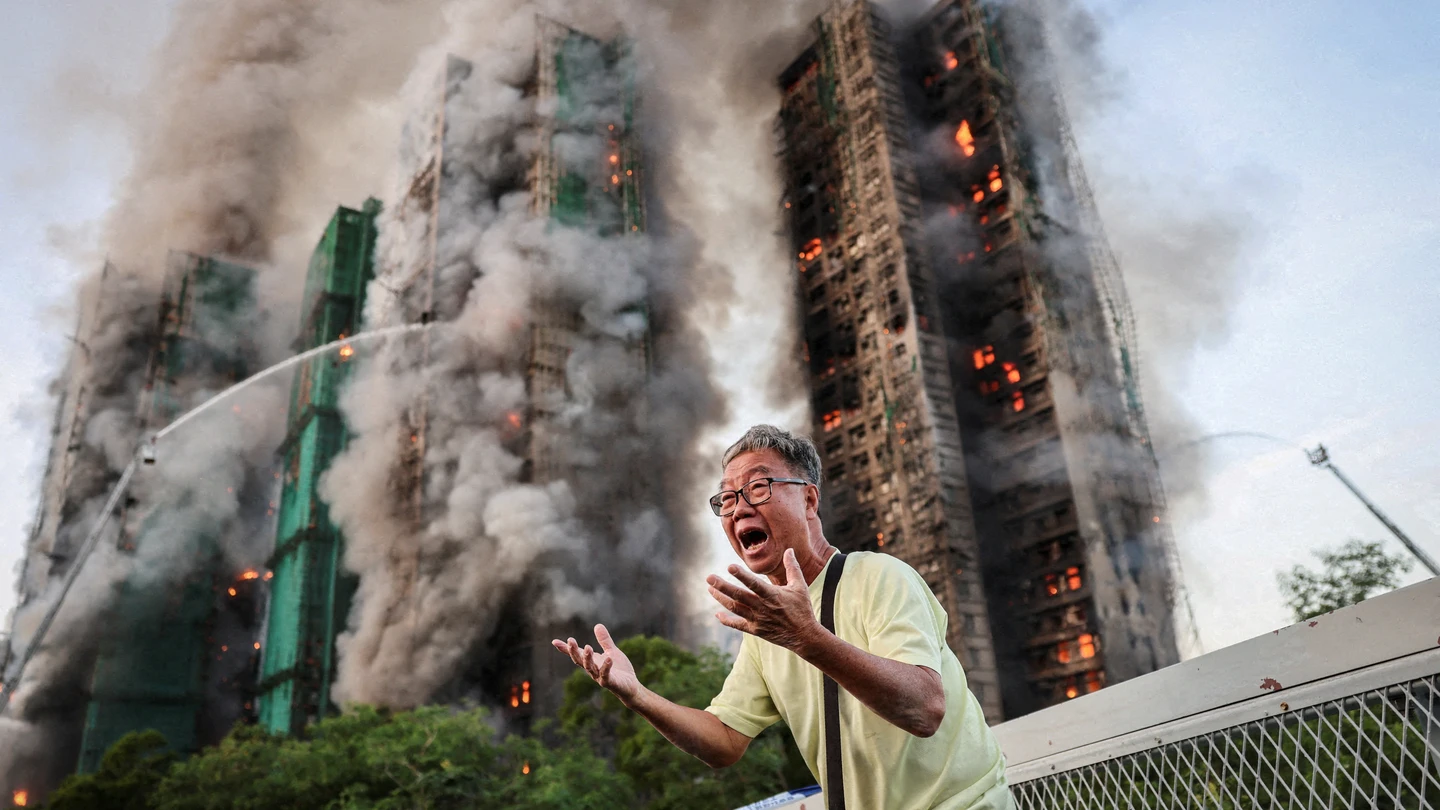 Ciudadanos lamentan el incendio que tuvo lugar en un complejo de viviendas de Hong Kong. Ciudadanos lamentan el incendio que tuvo lugar en un complejo de viviendas de Hong Kong.