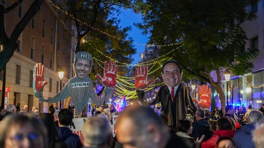Una nueva manifestación masiva llena las calles de Valencia para pedir a Mazón que deje su acta de diputado y declare ante la jueza de la DANA Una nueva manifestación masiva llena las calles de Valencia para pedir a Mazón que deje su acta de diputado y declare ante la jueza de la DANA