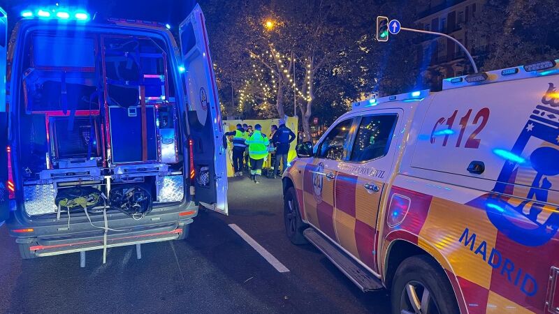 Efectivos de Emergencias en el lugar de un atropello en Madrid.