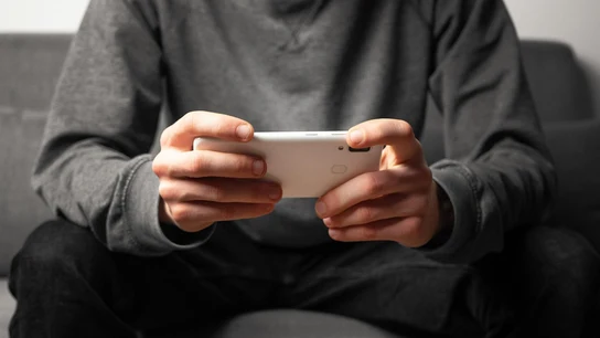 Un hombre con un teléfono Un hombre con un teléfono