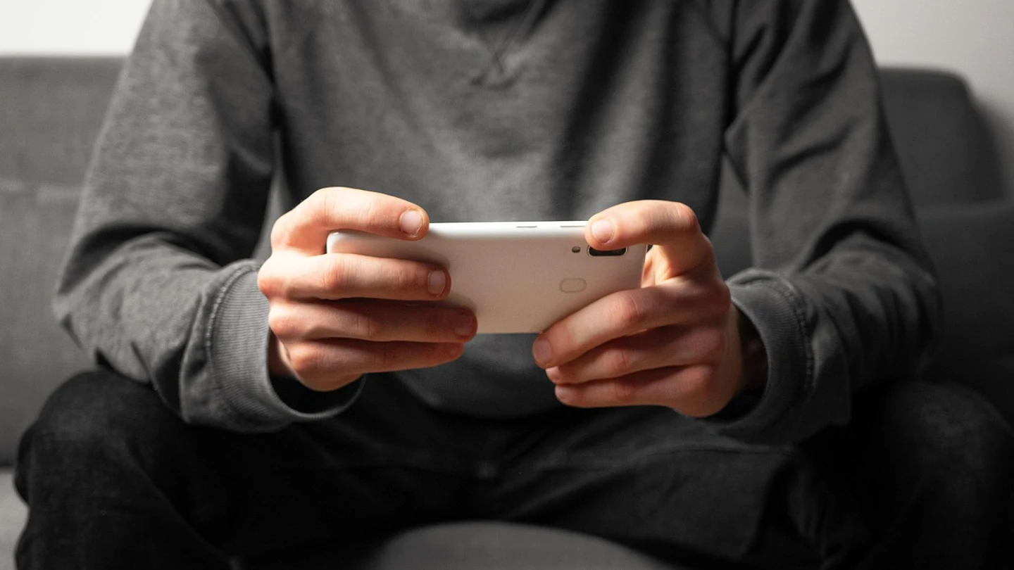 Un hombre con un teléfono Un hombre con un teléfono