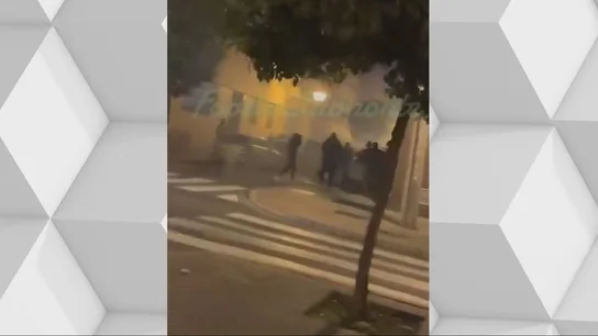 Catorce detenidos en una reyerta entre ultras del Sevilla y del Betis cerca del Pizjuán. Catorce detenidos en una reyerta entre ultras del Sevilla y del Betis cerca del Pizjuán.