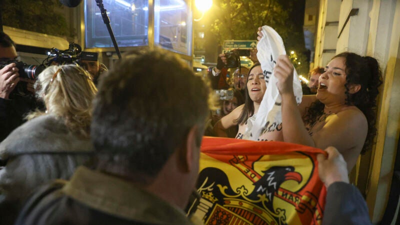 Momento de la agresión a dos activistas de Femen en Madrid