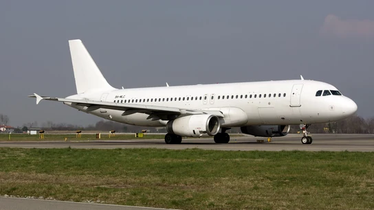 Un A-320 Airbus en un aeropuerto. Un A-320 Airbus en un aeropuerto.