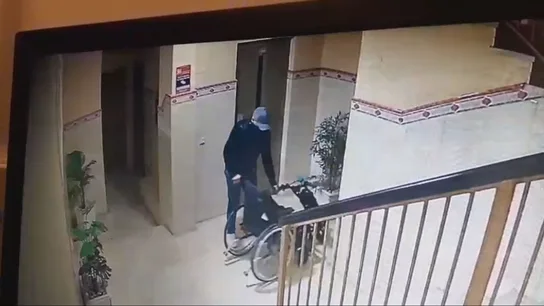 Imagen del robo de la silla motorizada de Robert Imagen del robo de la silla motorizada de Robert