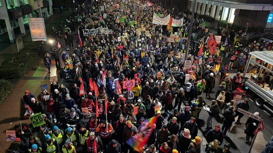 Protestas contra la nueva organización juvenil planeada por la ultraderechista AfD en Giessen, Alemania. Protestas contra la nueva organización juvenil planeada por la ultraderechista AfD en Giessen, Alemania.