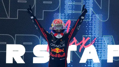 Max Verstappen celebra la victoria en el GP de Catar Max Verstappen celebra la victoria en el GP de Catar