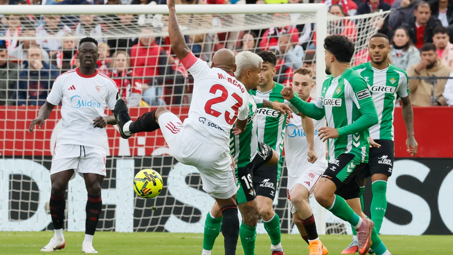 ¡Interrumpido el Sevilla-Betis por lanzamiento de objetos en el Pizjuán! ¡Interrumpido el Sevilla-Betis por lanzamiento de objetos en el Pizjuán!