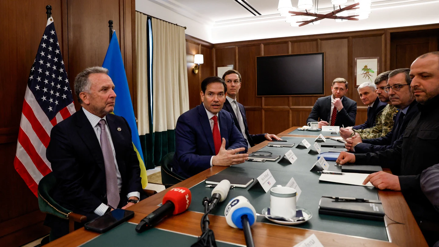 El secretario de Estado de EEUU, Marco Rubio, el enviado especial Witkoff y Jared Kushner se reúnen con una delegación ucraniana en Florida. El secretario de Estado de EEUU, Marco Rubio, el enviado especial Witkoff y Jared Kushner se reúnen con una delegación ucraniana en Florida.