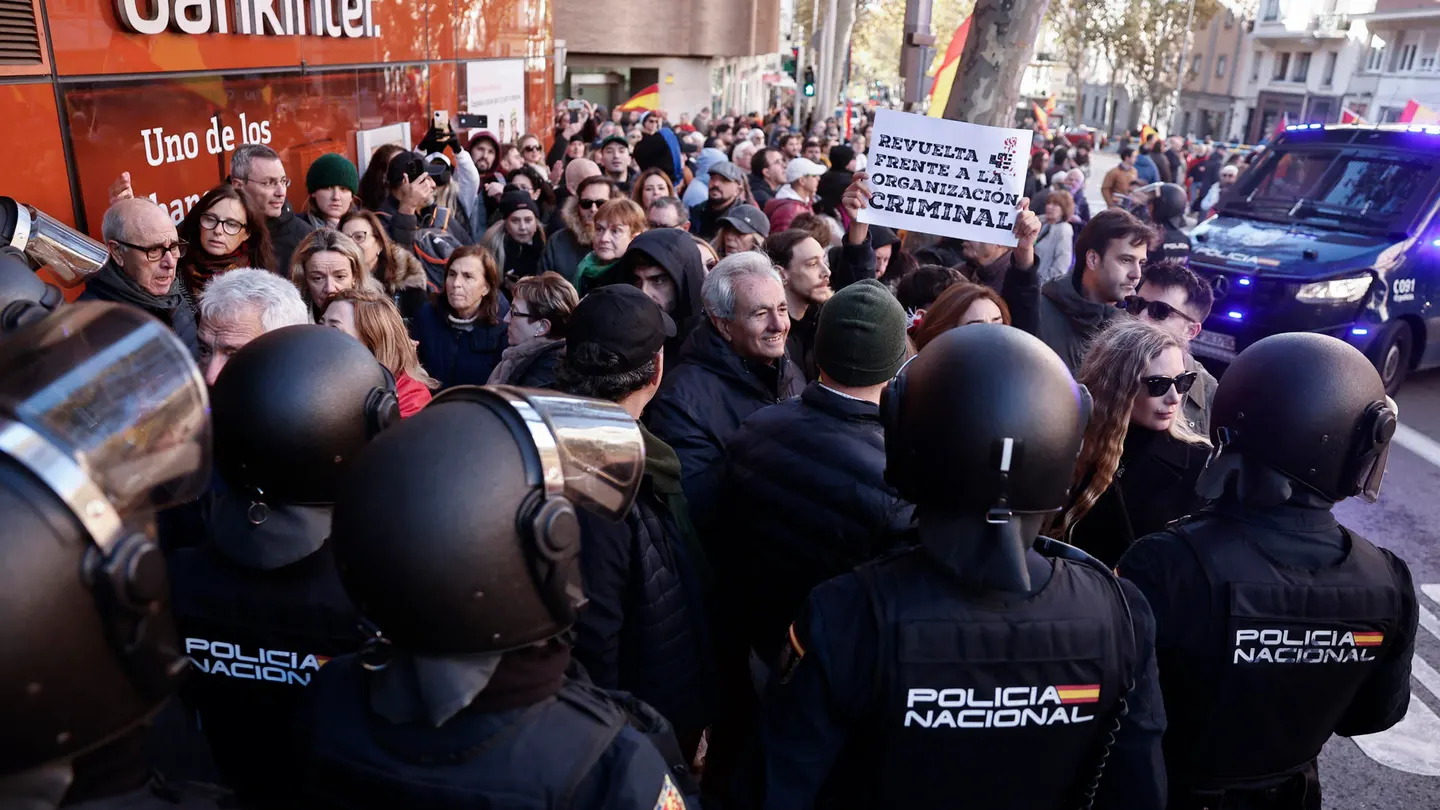 Protesta convocada por la organización juvenil Revuelta ante la sede nacional del PSOE, en la madrileña calle Ferraz. Protesta convocada por la organización juvenil Revuelta ante la sede nacional del PSOE, en la madrileña calle Ferraz.