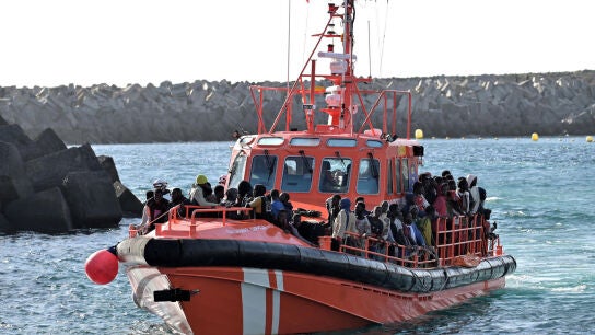 Imagen de archivo de un barco de Salvamento Mar&iacute;timo llegando al puerto de La Restinga, en El Hierro. 