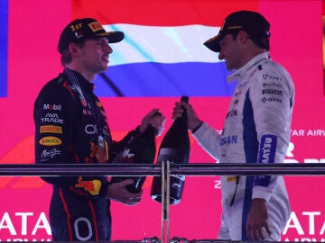 Max Verstappen y Carlos Sainz en el podio tras el GP de Catar