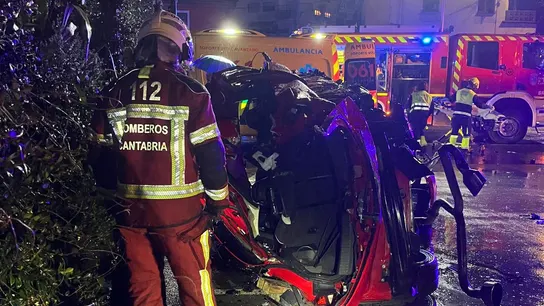 Servicio de Bomberos y Emergencias de Cantabria en el lugar del accidente. Servicio de Bomberos y Emergencias de Cantabria en el lugar del accidente.