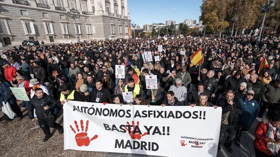 Autónomos salen a las calles y exigen mejores condiciones porque están "asfixiados". Autónomos salen a las calles y exigen mejores condiciones porque están "asfixiados".