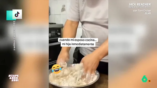 La reacción viral de una niña al ver a su padre amasando: "¡No! Con las manos se rasca el culo" Una niña se escandaliza al ver a su padre cocinando con sus manos en un vídeo que se ha hecho rival y que lleva a los zapeadores a comentar qué hacen si se encuentran un pelo en la comida.
