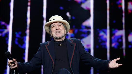 El m&uacute;sico y cantante Joaqu&iacute;n Sabina durante el concierto que ha ofrecido este domingo en el Movistar Arena, en Madrid.