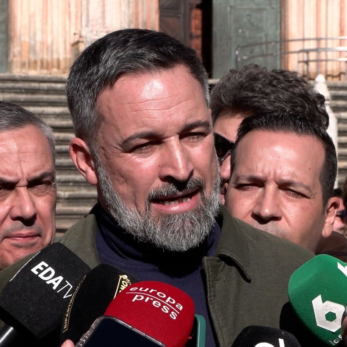 Las acusaciones mutuas entre PP y Vox por las manifestaciones contra  Sánchez: de hacer "pinza" con el PSOE a "caerse de un pino"