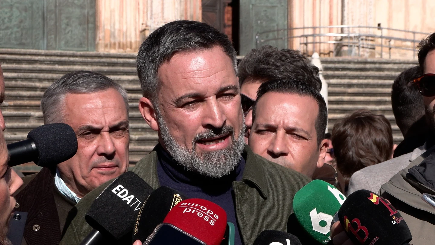 Santiago Abascal atendiendo a los medios este lunes en Guadalupe. Santiago Abascal atendiendo a los medios este lunes en Guadalupe.