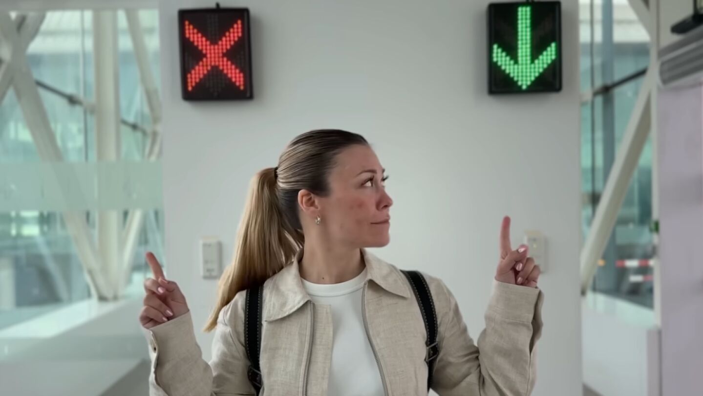 Barbiebac en el v&iacute;deo de Youtube "NO uses ESTA ROPA en un AVI&Oacute;N"