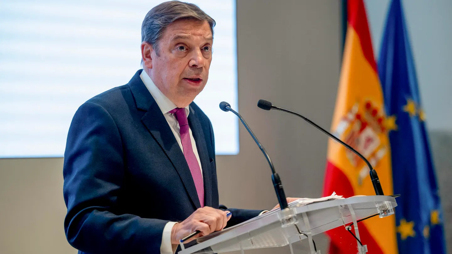 El ministro de Agricultura, Pesca y Alimentación, Luis Planas, en rueda de prensa tras su reunión con representantes del sector porcino, este lunes en la sede del Ministerio, en Madrid. El ministro de Agricultura, Pesca y Alimentación, Luis Planas, en rueda de prensa tras su reunión con representantes del sector porcino, este lunes en la sede del Ministerio, en Madrid.