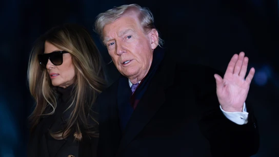 Donald Trump saluda a su llegada a Washington junto a Melania Trump Donald Trump saluda a su llegada a Washington junto a Melania Trump