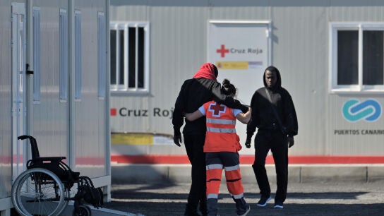 Servicios de Urgencias atienden a los inmigrantes rescatados en el puerto de La Restinga, en la isla de El Hierro de las Islas Canarias (oc&eacute;ano Atl&aacute;ntico). 