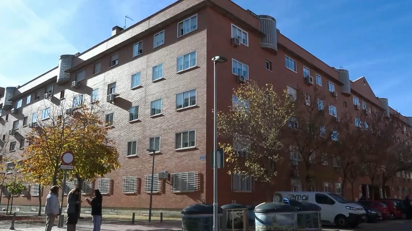 Vista del edificio en el número 2 de la calle del Reino Unido, en Torrejón de Ardoz (Madrid), donde se ubica la vivienda en la que una mujer de 45 años ha sido asesinada Vista del edificio en el número 2 de la calle del Reino Unido, en Torrejón de Ardoz (Madrid), donde se ubica la vivienda en la que una mujer de 45 años ha sido asesinada